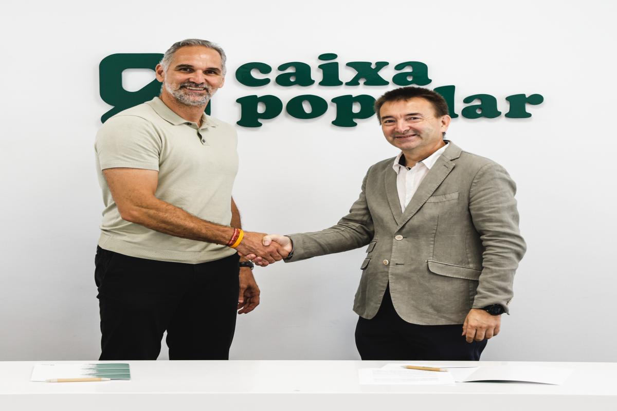 Representants de Caixa Popular i Valencia Basket signant el conveni