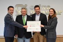 Caixa Popular dona a Creu Roja la recaptació per l'ús de les seues targetes per a ajudar als col·lectius més desfavorits