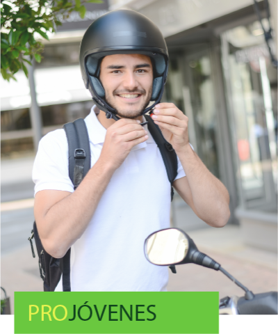 Chico joven abrochándose un casco subido en su motoChico joven abrochándose un casco subido en su moto