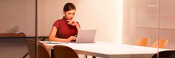 Gestió de rebuts - Una dona treballant amb un portàtil en una sala de l'oficina