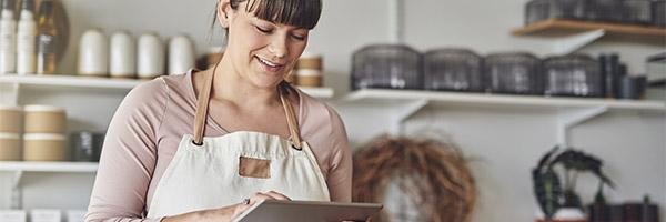 Client Autònom  - Una dona jove, florista, usant una tablet