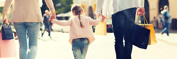 Cliente en Marcha - Familia de compras en la ciudad con su hija Cliente en Marcha - Familia de compras en la ciudad con su hija