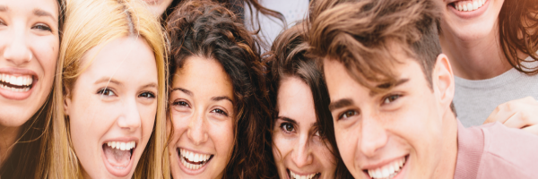 grupo de amigos contentos