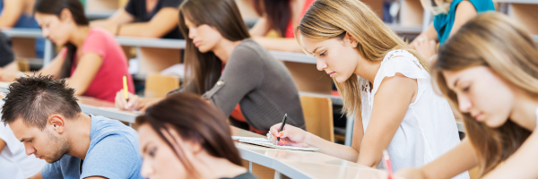 jóvenes haciendo un examen