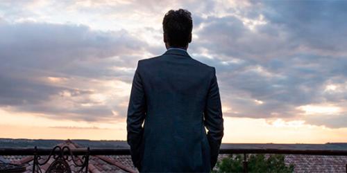 Promoción Personalización - Hombre de espaldas con traje mirando el paisaje de la ciudad Promoción Personalización - Hombre de espaldas con traje mirando el paisaje de la ciudad