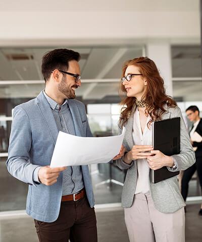 Ventajas para Empresas - Reunión de negocios entre un hombre y una mujer de negocios en oficina