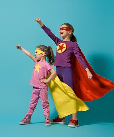 Compte client En Marxa - Dues xiquetes jugant a ser superherois