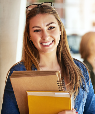 chica con libros en la mano