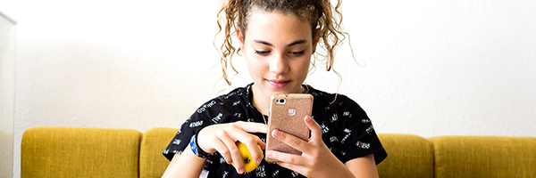 hipotecas-jovenes-joven-con-movil hipotecas-jovenes-joven-con-movil